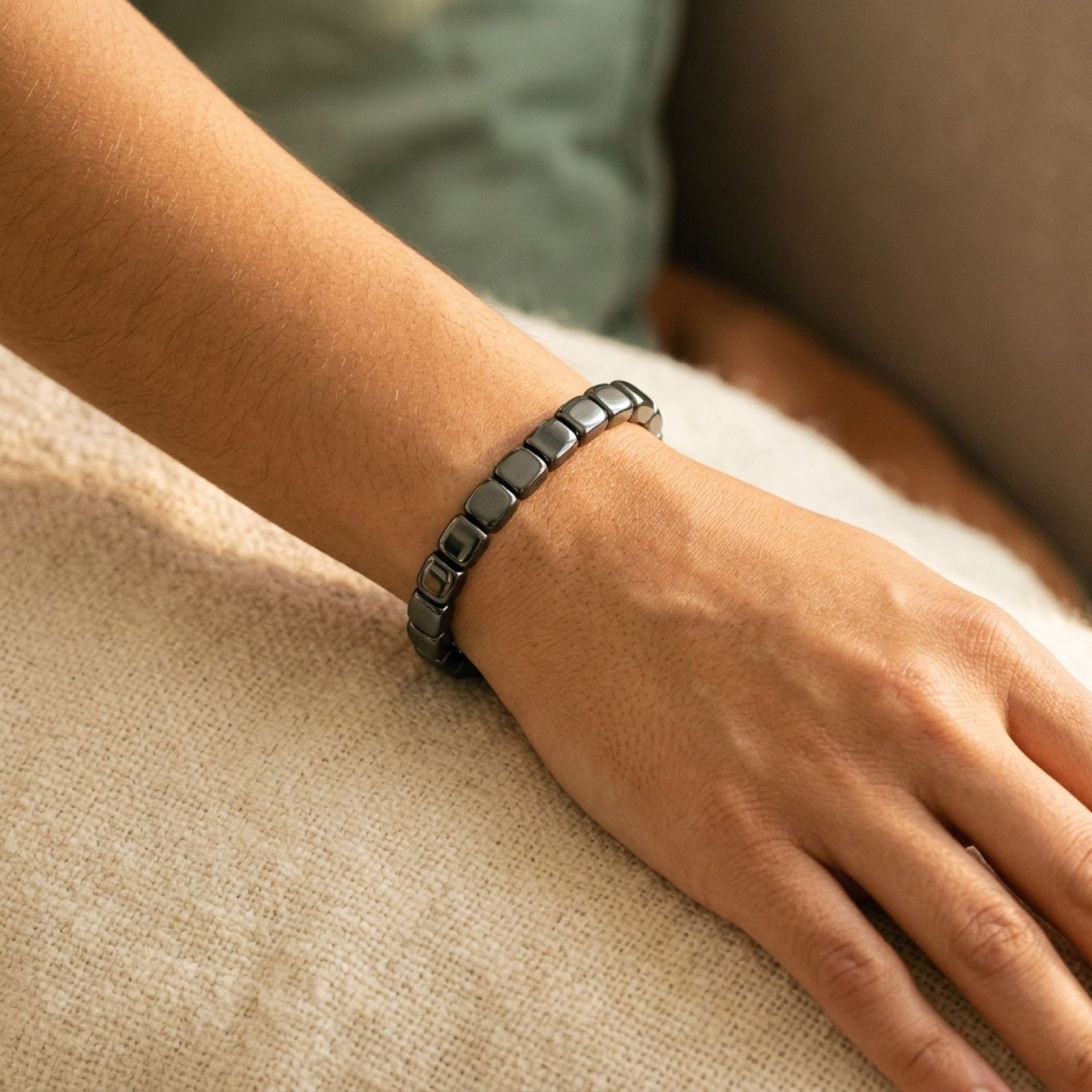 Pulsera Hematita en la muneca, momento de calma